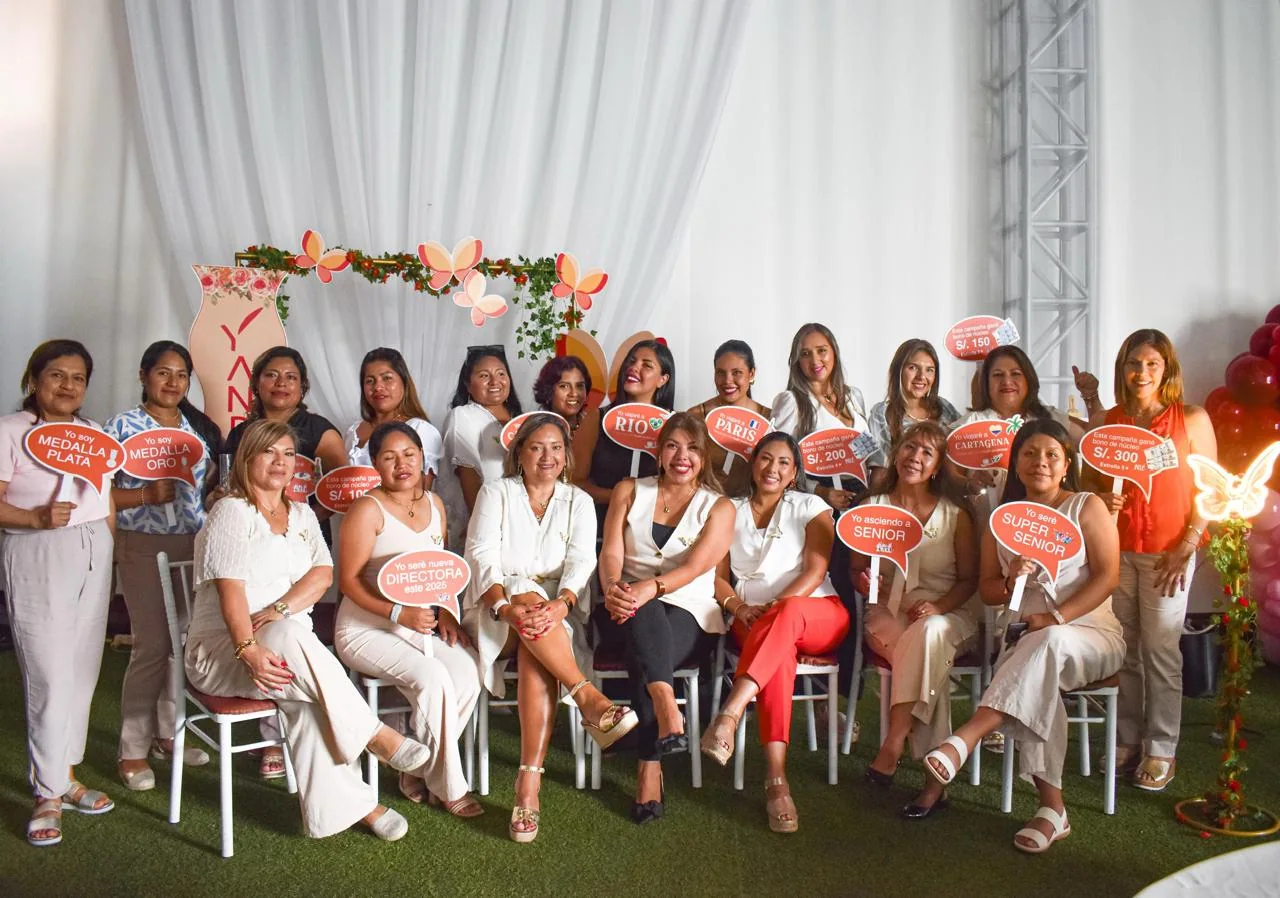 Equipo de consultoras y directoras de Deborah Avilez celebrando sus logros de campaña